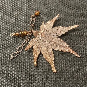 Elegant Gold Leaf Pendant Necklace